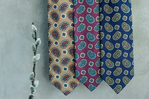 Bordowy krawat z jedwabiu drukowanego z motywem paisley