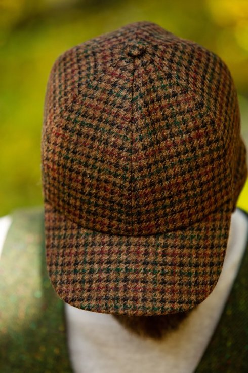 Brązowa czapka tweedowa z nausznikami
