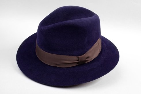 Granatowy kapelusz typu fedora