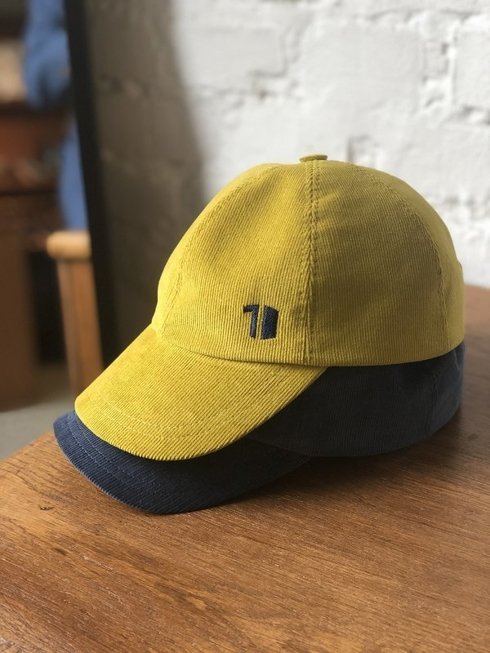 Limitowana czapka sztruksowa z okazji "10" lat Poszetki